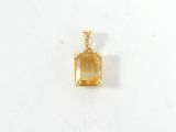 une image représentant un pendentif en pierre jaune sur fond blanc