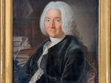 portrait d'un homme vêtu d'un manteau noir et aux cheveux blancs