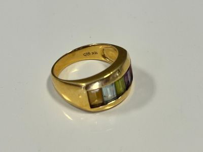 une image représentant une bague en or sertie de pierres multicolores