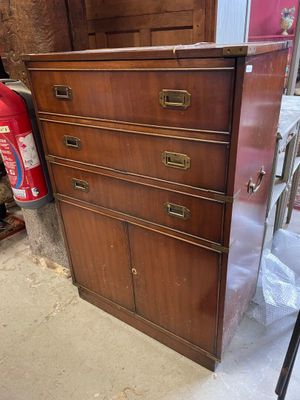 une commode posée au milieu d'une pièce