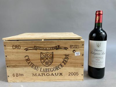 une boîte en bois avec une bouteille de vin à côté
