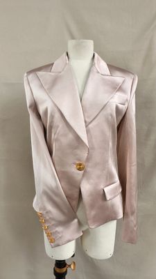 une photo d'une veste rose sur un mannequin