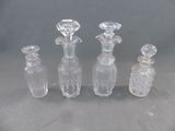 trois vases en verre transparent posés les uns à côté des autres sur une table