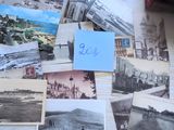 une pile de vieilles cartes postales posée sur une table