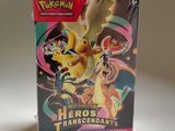 une boîte de cartes pokemon posée sur une table