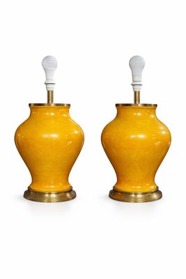 paire de lampes de table en céramique jaune avec des pieds en laiton
