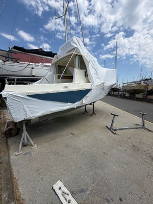 un bateau qui repose sur le fond dans l'eau