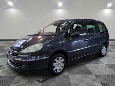 la photo d'une petite camionnette bleue garée dans un garage