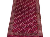 un tapis rouge à franges sur fond blanc
