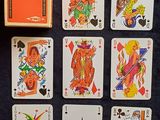de nombreuses cartes à jouer posées sur une table