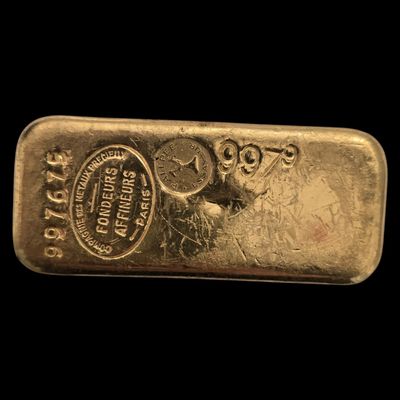 un lingot d'or sur fond noir et un fond noir