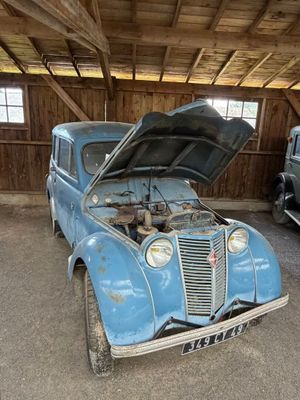 deux vieilles voitures garées dans un garage