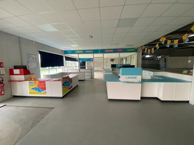 Un ensemble de deux comptoirs en mélaminé blanc et bleu et r…