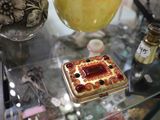une table en verre sur laquelle sont posés une boîte et un vase