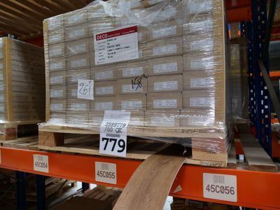 une grande pile de boîtes sur une palette dans un entrepôt
