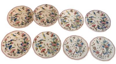 six assiettes sur lesquelles sont peints des oiseaux et des fleurs sur un fond blanc