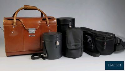tout un tas de sacs différents, posés sur une table