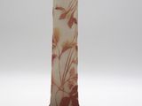 un vase en verre orné de fleurs, posé sur une table