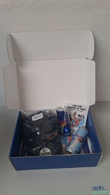 une boîte bleue contenant divers objets, posée sur une table