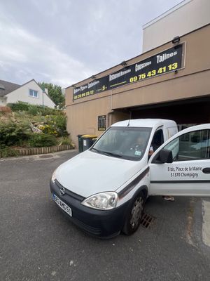 une camionnette blanche garée devant un bâtiment