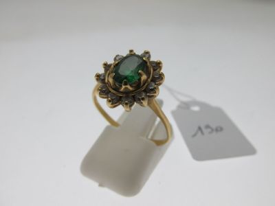Gros plan sur une bague ornée d'une pierre verte