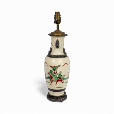 Vase en grès de Nankin à décor de scènes de bataille