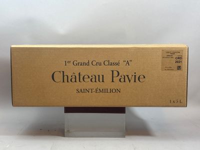 un gros plan sur une boîte de vin posée sur une table