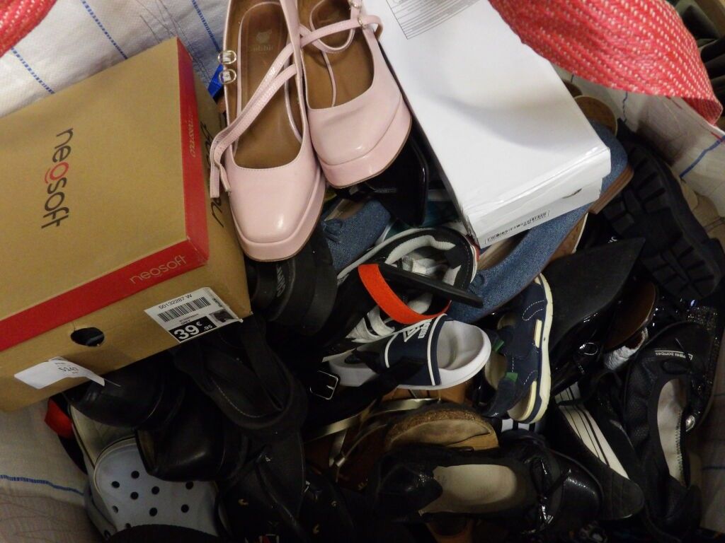 1/2 Palette de 60 paires de chaussures d'occasion, certaines…