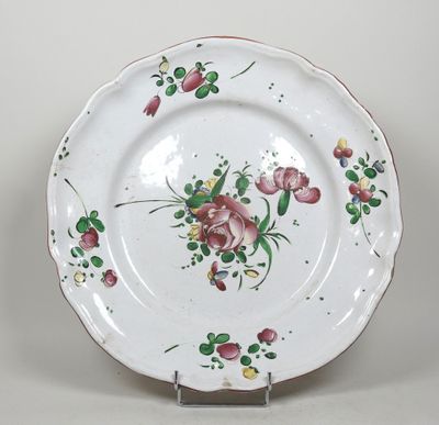 une assiette blanche avec un motif floral