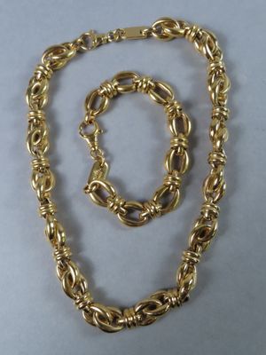 un ensemble composé d'un collier et d'un bracelet plaqués or
