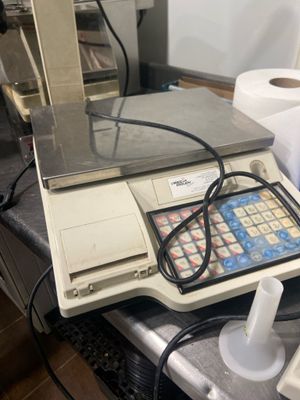 une image représentant une balance sur laquelle est posée une calculatrice