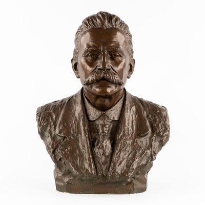 un buste en bronze représentant un homme en costume-cravate