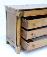 Commode en bois naturel ouvrant à quatre tiroirs en façade, … (photo 4)