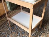 une petite table sur laquelle est posé un bol