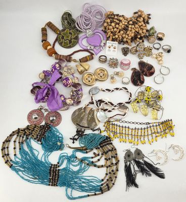 BIJOUX. Lot de bijoux fantaisies.