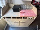 un bureau sur lequel se trouvent de nombreux objets