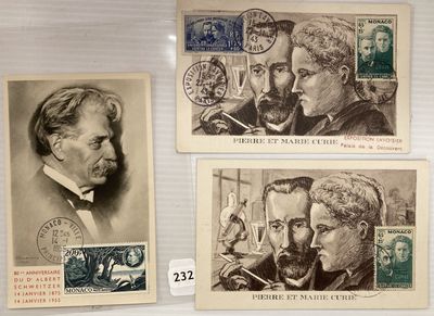 deux vieilles cartes postales représentant deux hommes et une femme, posées sur une table