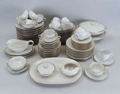 beaucoup d'assiettes, de tasses et de soucoupes blanches et dorées