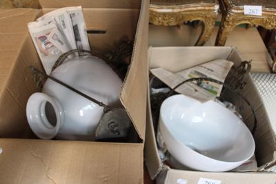 deux boîtes contenant chacune un bol et un autre bol à l'intérieur