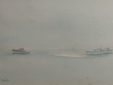 de nombreux bateaux flottant sur l'eau par temps de brouillard