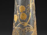 un vase en verre orné d'un motif doré