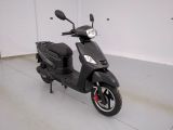 une photo d'un scooter garé dans un garage