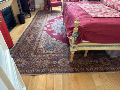 Important tapis en laine de style Oriental à fond rouge, orn…