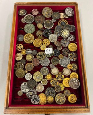 une boîte en bois remplie d'une multitude de pièces de monnaie de toutes sortes