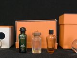many different bottles of perfume sitting on a table