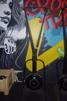 deux haut-parleurs posés contre un mur recouvert de graffitis