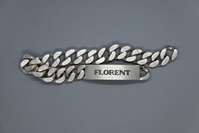 une photo d'un bracelet en argent sur lequel est inscrit le mot « florent »