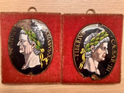 LIMOGES XVIIès deux médaillons émaillées aux profils de Tibe…
