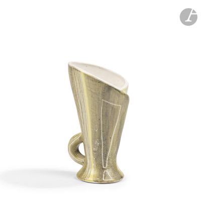 une coupe en or posée sur une surface blanche