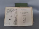 un livre ouvert sur lequel est dessiné le visage d'une femme